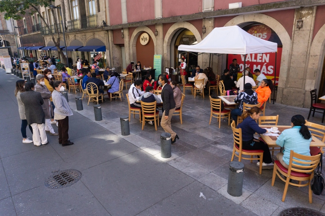 El gobierno capitalino informó que se vigilará que se cumplan las reglas para los negocios inscritos en el programa Ciudad al Aire Libre sobre la colocación de enseres en la vía pública. Foto Pablo Ramos