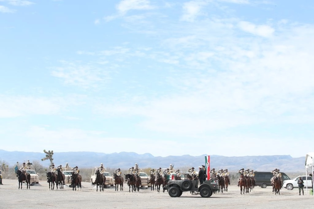El presidente Andrés Manuel López Obrador pasa revista a elementos militares durante la celebración del 109 Aniversario del Día del Ejército Mexicano, en la ex Hacienda de Guadalupe en Ramos Arizpe, Coahuila, el 19 de febrero de 2022. Foto José Antonio López