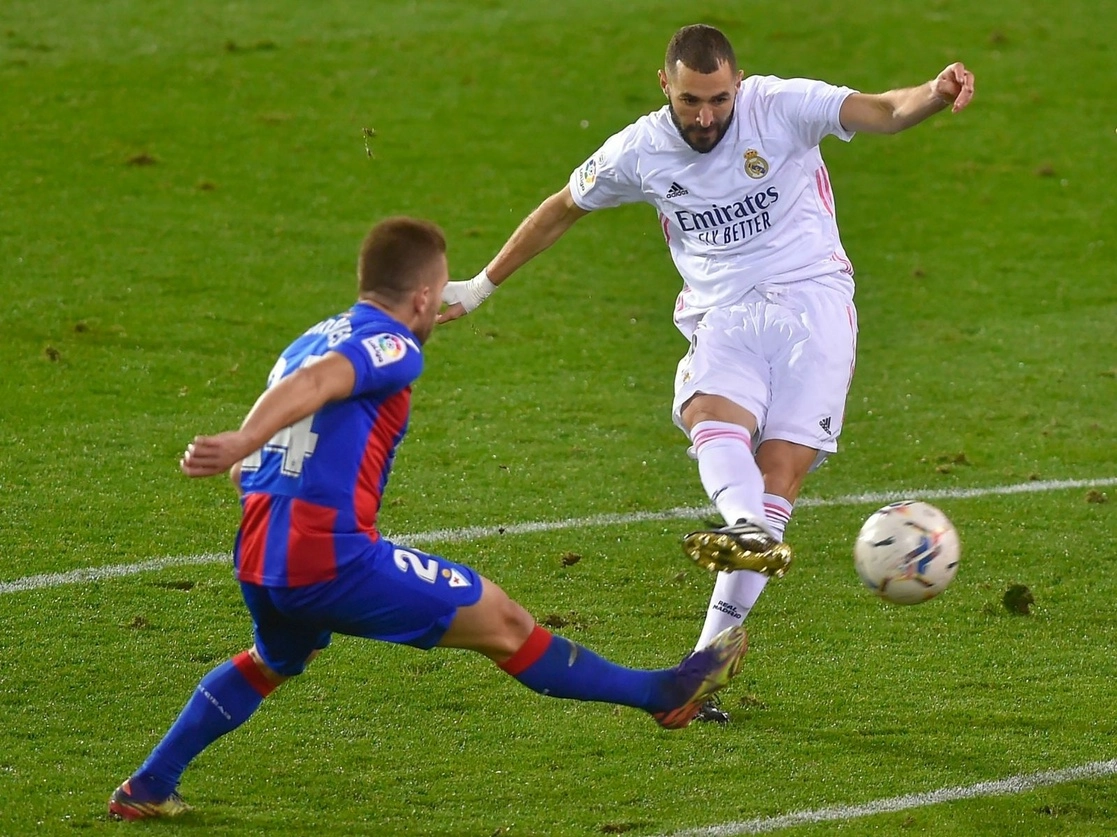El defensa galo Kevin Rodrigues, del Eibar, no puede impedir el disparo de su compatriota Benzema. Foto Afp