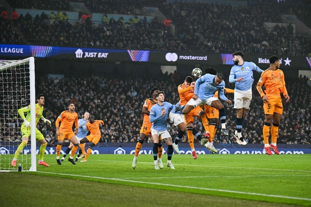 El defensa suizo #25 del Manchester City, Manuel Akanji (C), cabecea el balón durante el partido de fútbol de la UEFA Champions League entre el Manchester City y el Real Madrid en el Etihad Stadium en Manchester, noroeste de Inglaterra. Foto Afp