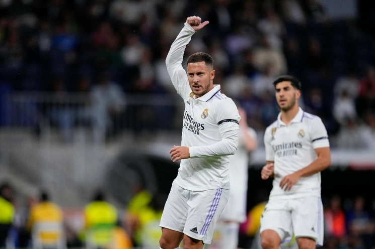 A través de dos comunicados, el Real Madrid dio a conocer la partida de los futbolsistas Eden Hazard (centro) y Marco Asensio (der.). Foto Ap.