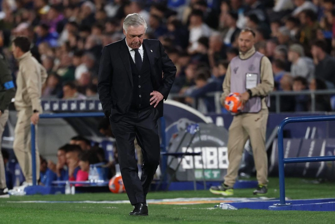 El entrenador italiano del Real Madrid, Carlo Ancelotti, reacciona durante el partido de la liga española entre el Getafe CF y el Real Madrid CF en el estadio Coliseum Alfonso Pérez de Getafe, el 23 de abril de 2025. Foto