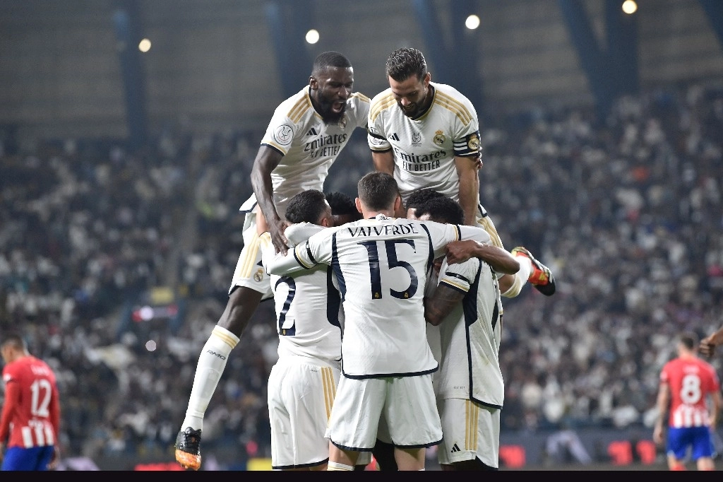 Los jugadores del Real Madrid celebran su triunfo sobre el Atlético de Madrid por 5-3 en la semifinal de la Supercopa de España, disputada en Arabia Saudita. Foto Ap.