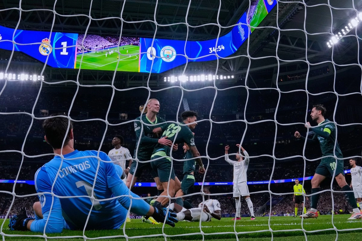 Sin Kylian Mbappé por una lesión muscular, el Madrid se adelantó en el estadio Santiago Bernabéu gracias al gol de Rodrygo Goes a los 28 minutos, pero el City le dio la vuelta con los tantos de Nico O’Reilly a los 35 y Erling Haaland de penal a los 43. Foto