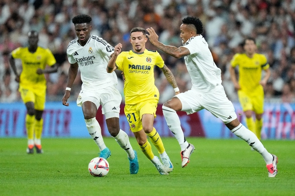 Yeremy Pino del Villarreal conduce el balón entre Aurelien Tchouameni y Eder Militato del Real Madrid, en el juego de la fecha nueve de La Liga, disputado en el estadio Santiago Bernabéu. Foto Ap