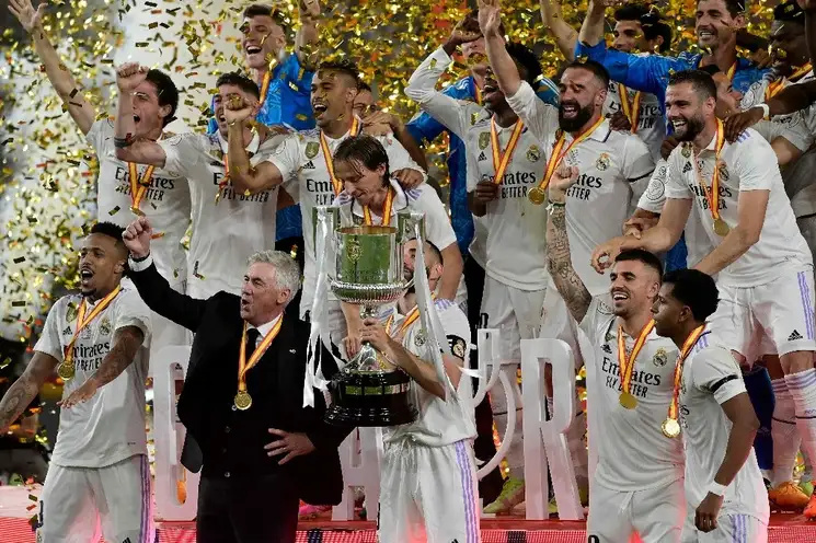 Los jugadores del Real Madrid celebran la conquista de su vigésima Copa del Rey, tras derrotar 2-1 al Osasuna, en el encuentro disputado en el estadio de La Cartuja de Sevilla. Foto Afp.