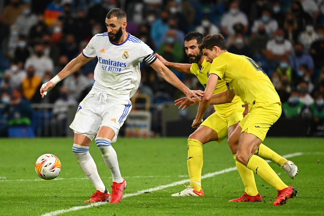 El francés Karim Benzema defiende la posesión del balón ante Pau Torres y Raúl Albiol, del Villarreal. Foto Afp 