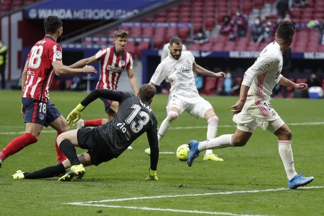 Karim Benzema anotó el gol del empate del Real Madrid en el derbi capitalino de La Liga. Foto Ap
