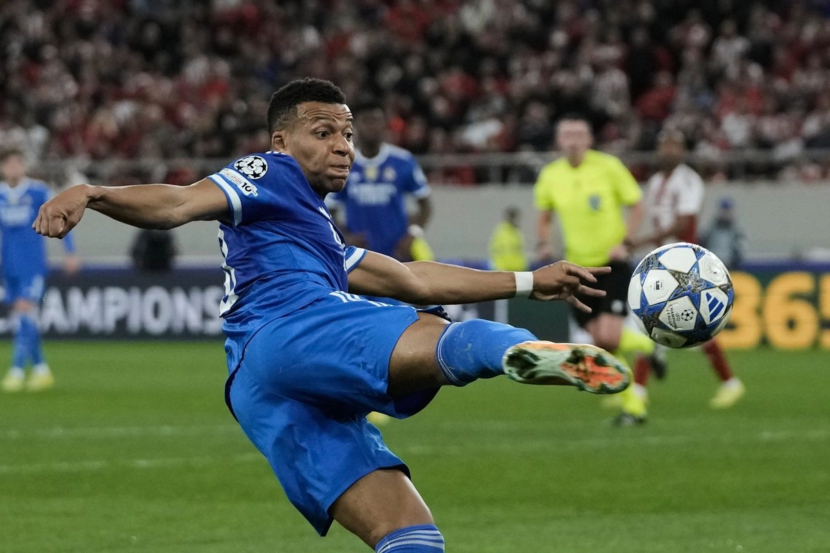 Kylian Mbappé del Real Madrid intenta un disparo a portería durante el partido inaugural de la Liga de Campeones entre el Olympiacos y el Real Madrid en el puerto de El Pireo, cerca de Atenas, Grecia, el miércoles 26 de noviembre de 2025. Foto