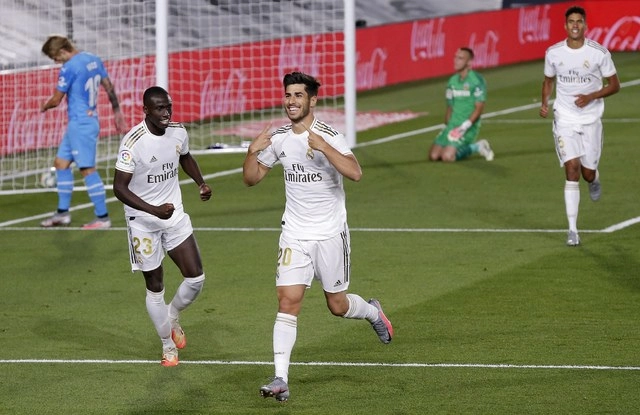 Marco Asensio celebra tras marcar el segundo gol del Real Madrid durante el partido contra el Valencia. Foto Ap