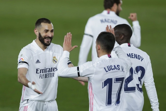 Karim Benzema del Real Madrid celebra junto a sus compañeros el gol que anotó al minuto 13. Foto Ap