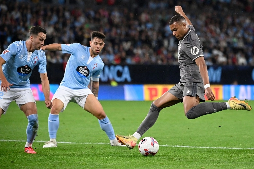 Los goles de los ‘merengues’ fueron anotados por Kylian Mbappé y Vinícius Júnior. Foto Afp