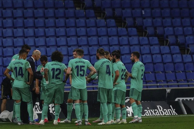 El técnico del Real Madrid, Zinedine Zidane, da instrucciones a su equipo durante un partido de la liga española el pasado 28 de junio. Foto Ap