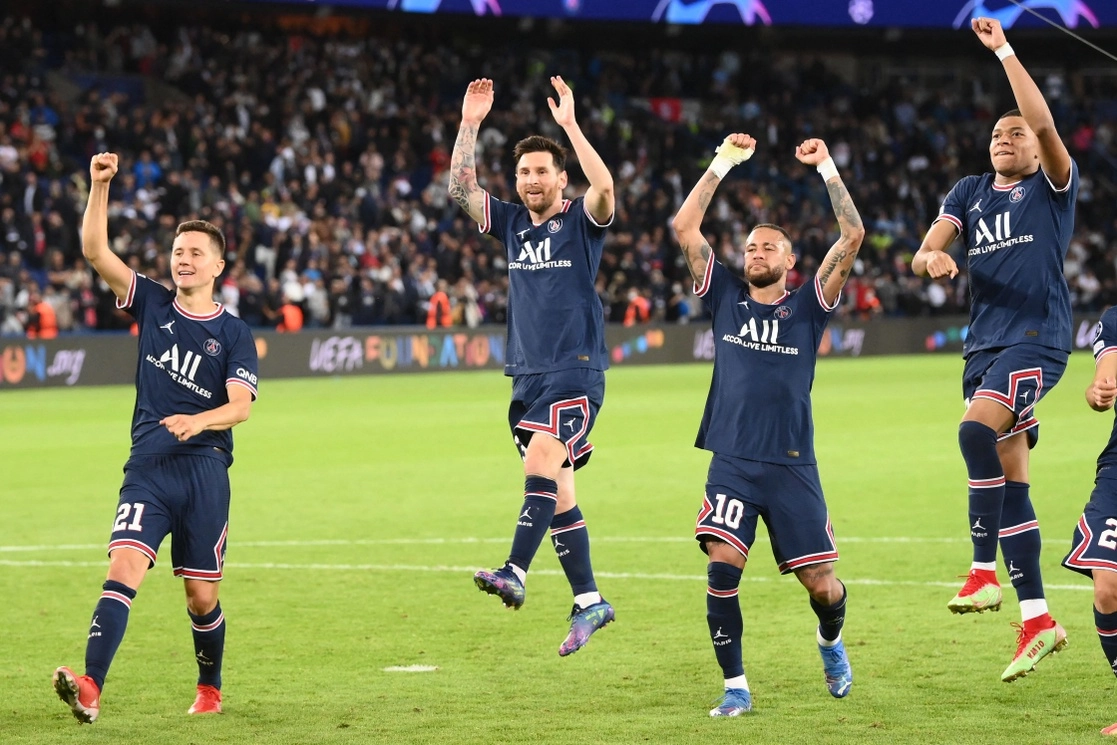 Los aficionados del PSG gozaron a su tridente de ensueño conformado por Messi, Neymar y Mbappé, el 28 de septiembre de 2021.  Foto Afp