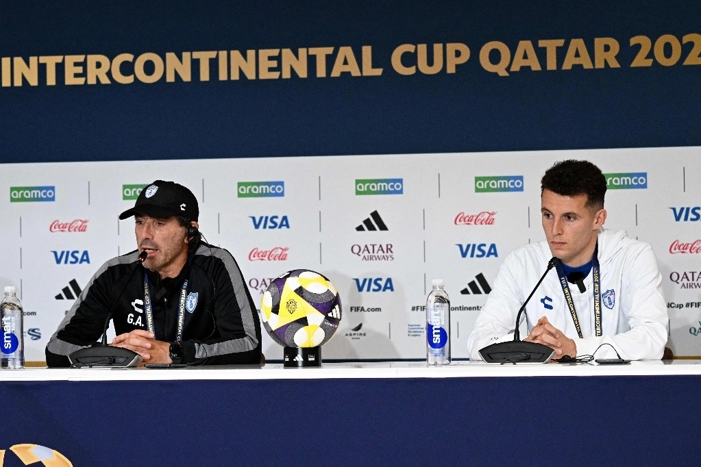 El técnico del Pachuca, Guillermo Almada, y Oussama Idrissi durante una conferencia previa al partido ante el Real Madrid, en la Copa Intercontinental en el estadio Lusail in Doha. Imagen del 17 de diciembre de 2024. Foto Afp