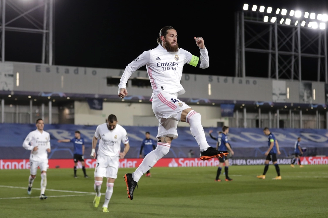 El capitán Sergio Ramos festeja su anotación, de penal, con la que contribuyó para el triunfo 3-1 (4-1 global) de los merengues sobre los italianos, el 16 de marzo de 2021. Foto Ap