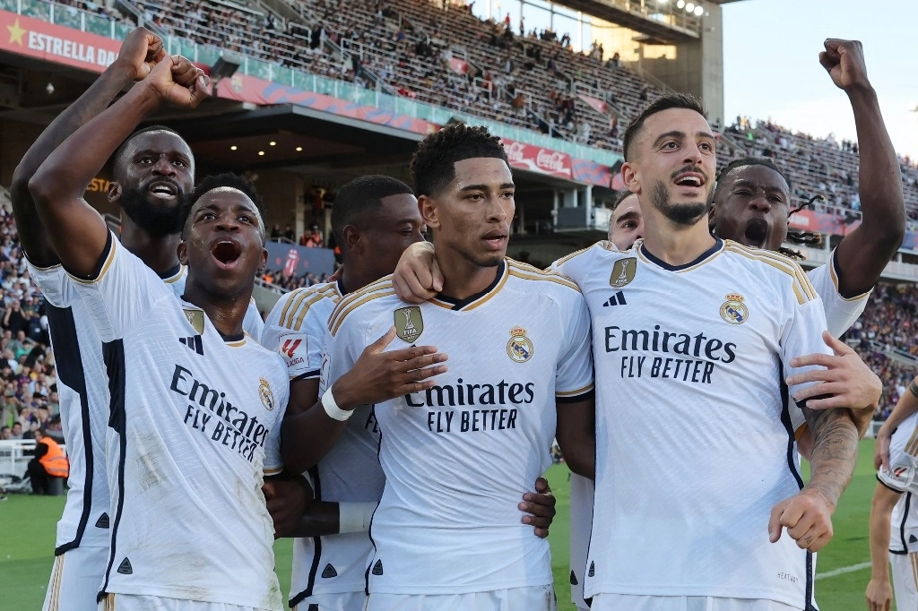 Real Madrid se impuso 2-1 al Barcelona y mantiene el liderato de La Liga con 28 puntos. Foto Afp