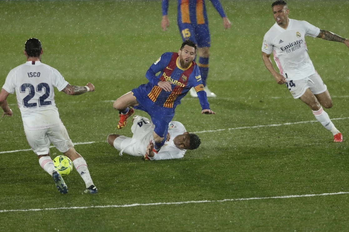 El argentino Lionel Messi no pudo evitar la derrota de los catalanes, en lo que podría haber sido el último clásico español que dispute el astro argentino con el Barcelona, el 10 de abril de 2021. Foto Ap