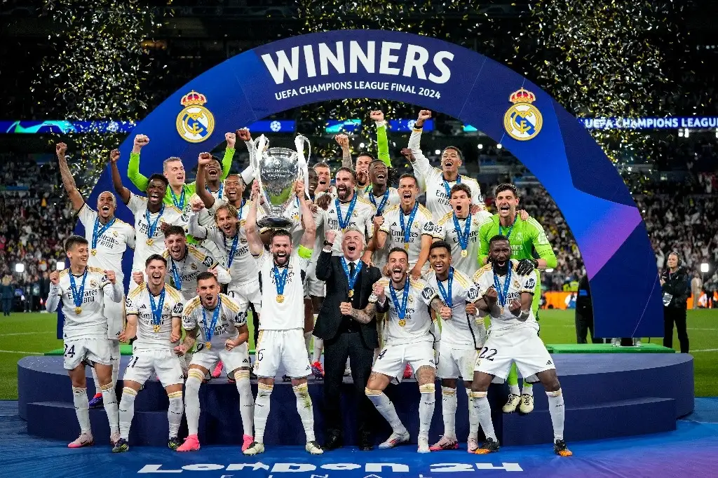 En la cancha del estadio Wembley de Londres, Inglaterra,  Real Madrid levanta el trofeo de campeón de la 'Champions League'. Foto Ap 