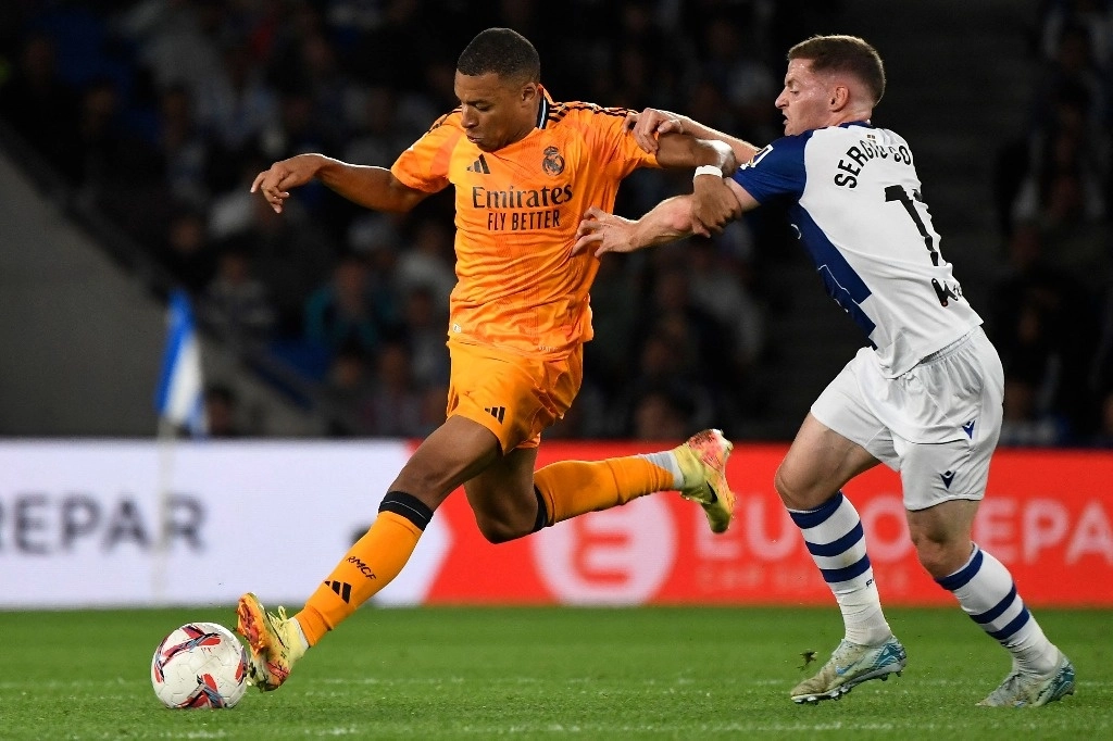 Kylian Mbappé supera la marca de Sergio Gómez en el duelo de la quinta fecha de La Liga jugado en el estadio de Anoeta. Foto Afp
 