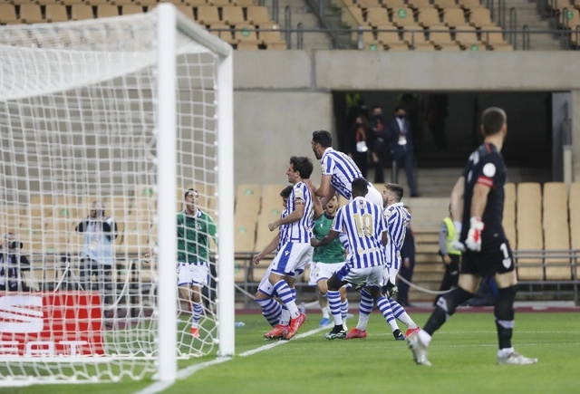 La Real Sociedad se proclamó campeón de la Copa del Rey 2020 al ganar 1-0 al Athletic de Bilbao en la final, 34 años después de alzar por última vez el trofeo en 1987. Foto Ap