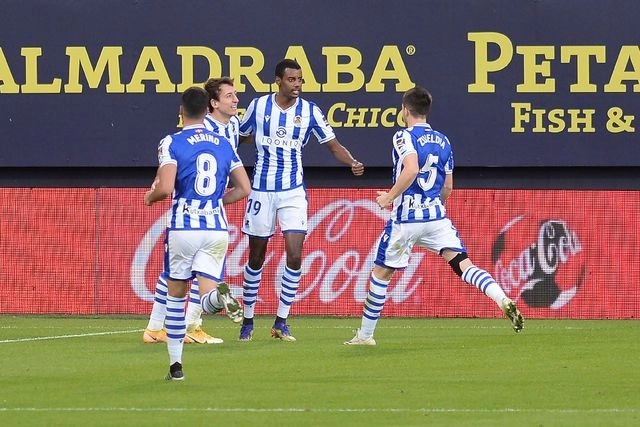 Alexander Isak, de la Real Sociedad festeja junto a sus compañeros su gol ante el Cádiz, en duelo de la fecha 10 de La Liga. Foto Afp