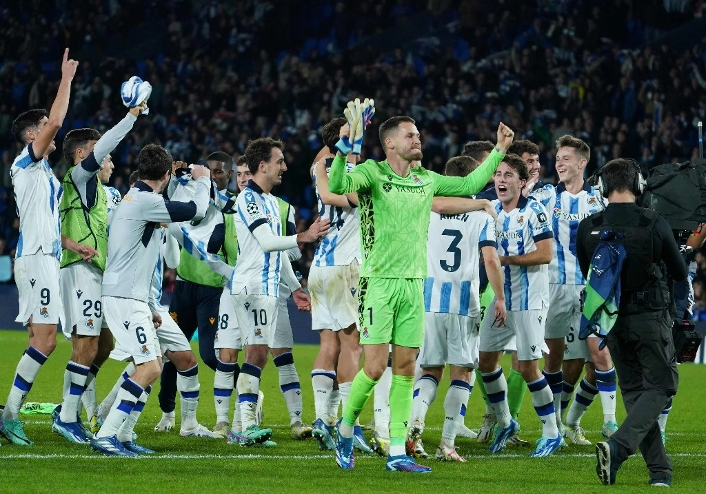 Gracias a un inicio fulgurante de partido, la Real Sociedad se impuso 3-1 en casa al Benfica, en la cuarta jornada del grupo D de la Liga de Campeones, donde el equipo vasco acaricia su ansiado regreso a los octavos de final, el 8 de noviembre de 2023. Foto Afp