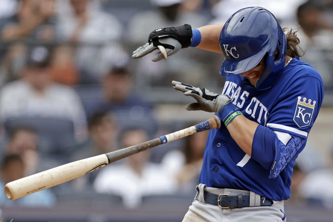 Un mal lanzamiento golpeó en la mano a Bobby Witt Jr. de los Reales de Kansas City, obligándolo a abandonar el juego. Foto Afp
