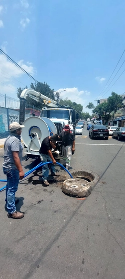 Empleados de la Alcaldía Tlalpan durante acciones de limpieza en alcantarillas. Foto Especial