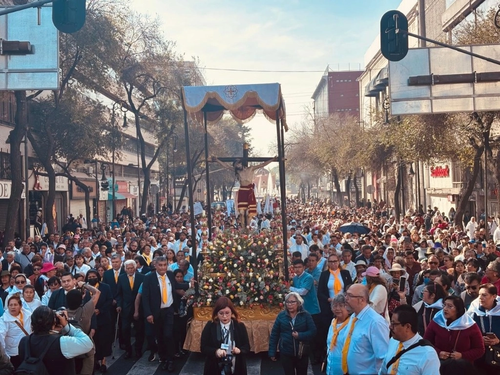 Feligreses en la Procesión de la Rectoría de la Inmaculada Concepción, con dirección a la Catedral Metropolitana, en la Ciudad de México, el 29 de diciembre de 2024. Foto María Luisa Severiano