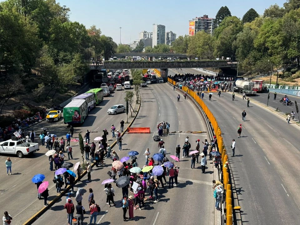 Maestros de la CNTE bloquean el Circuito Interior en ambas direcciones a la altura de Reforma, en la Ciudad de México, el 16 de mayo de 2025. 