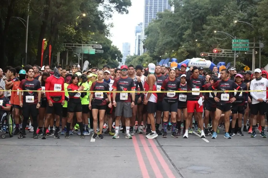 Participantes de la carrera de la Cruz Roja Mexicana ‘Todo México Salvando Vidas’, realizada en Paseo de la Reforma, en la Ciudad de México, el 8 de septiembre de 2024. Foto María Luisa Severiano