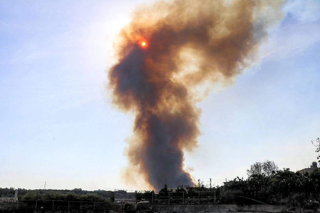 Una columna de humo se alza tras un bombardeo israelí en las inmediaciones de la frontera entre Israel y Líbano. Foto Afp.
