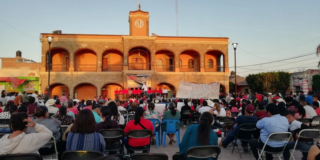 El diputado federal del Partido del Trabajo (PT), Gerardo Fernández Noroña, realizó una serie de asambleas informativas en municipios de Nayarit. Foto Luis Sánchez