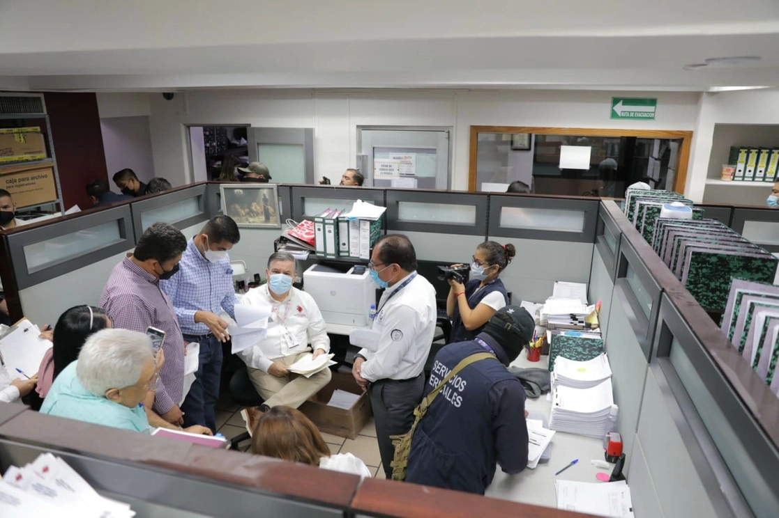 Trabajadores del gobierno municipal, junto a notarios públicos recibieron a los elementos de la Fiscalía para darles acceso al edificio y facilitar su trabajo. Foto La Jornada