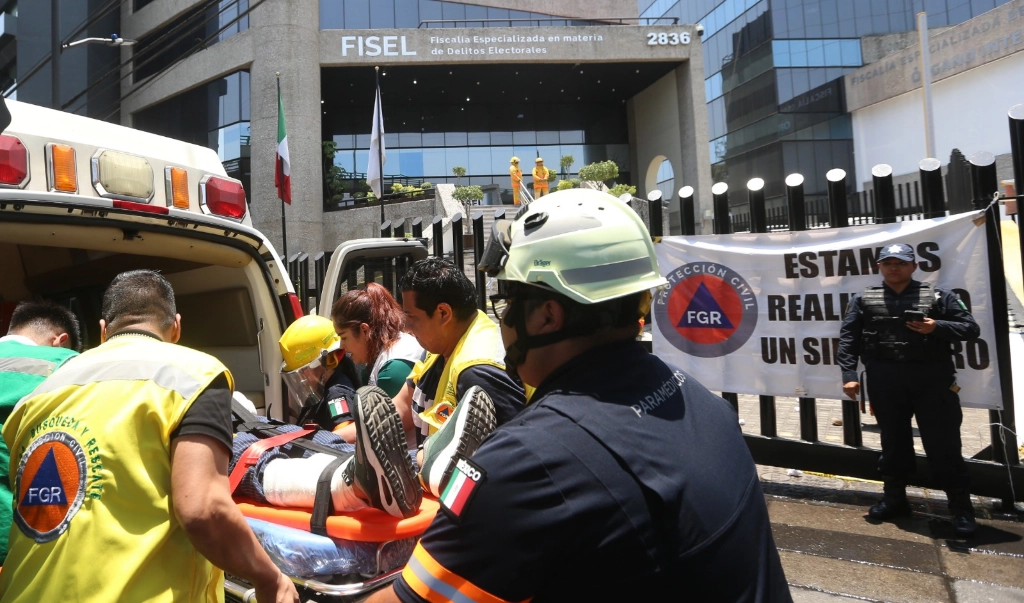 Se utilizó una ambulancia para trasladar a una persona que supuestamente resultó con una pierna lastimada, y posteriormente al retiro de los “manifestantes”, el lugar quedó bajo resguardo policial. Foto FGR.