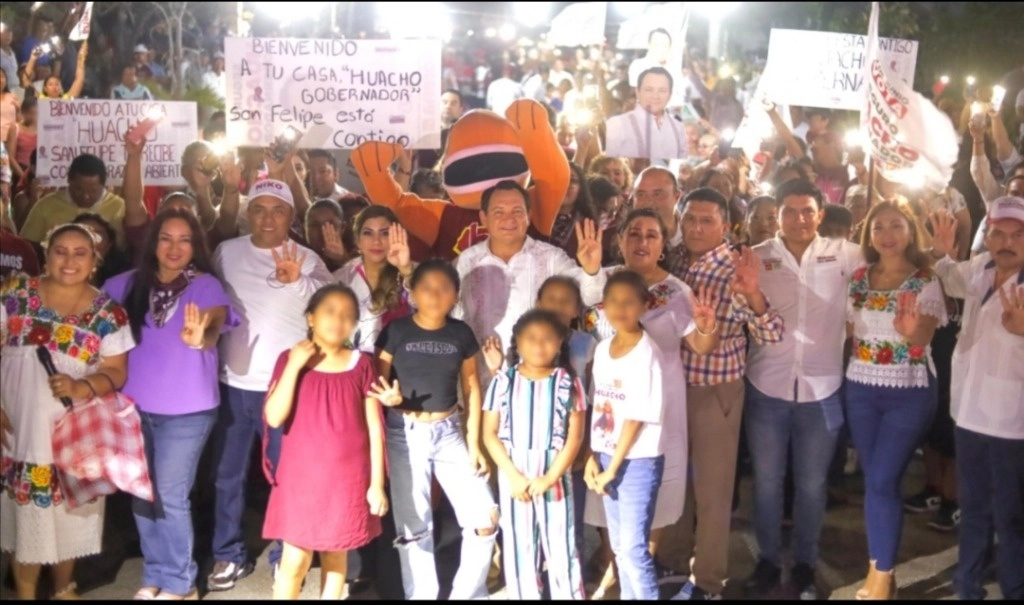 El encuentro se llevó a cabo pasada la medianoche de este miércoles, como última parada de la “Campaña del Pueblo” que encabeza Huacho Diaz Mena. Foto Luis A. Boffil Gómez.