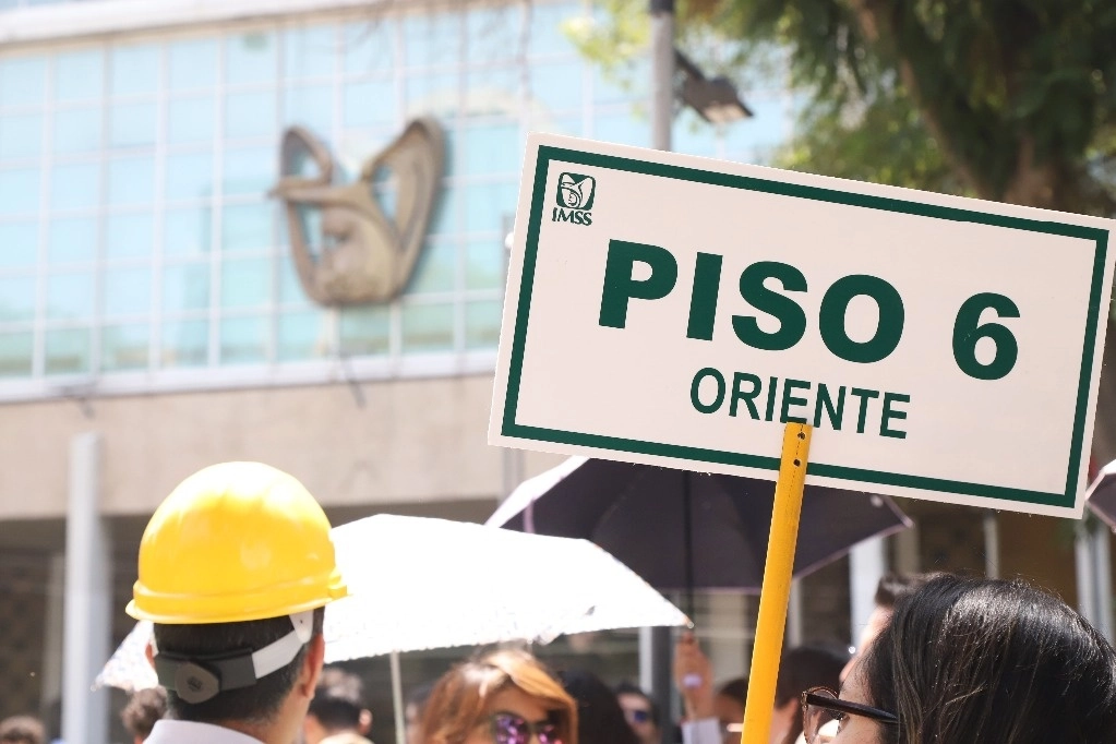 En el edificio central del IMSS, el desalojo se realizó en aproximadamente 8 minutos con 40 segundos, con el apoyo de 75 personas integrantes de las brigadas de Evacuación, Prevención y Combate de Incendios, Primeros Auxilios, Búsqueda y Rescate, Fluidos y Energéticos. Foto cortesía del IMSS 