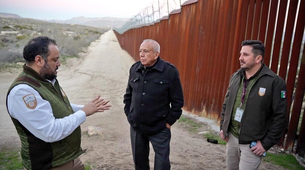 El sábado y domingo cientos de personas que buscaron cruzar la frontera permanecieron frente a la Puerta 36 y un helicóptero del Departamento de Seguridad Pública del Estado de Texas realizó vuelos rasantes sobre ellas, para obligarlas a dispersarse. Foto @fgymexico/ Archivo 