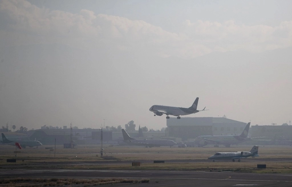 Su entrega se realizó en el Aeropuerto Internacional de la Ciudad de México (AICM), a los agentes designados para su traslado a ese país. Foto Alfredo Domínguez / Archivo 
