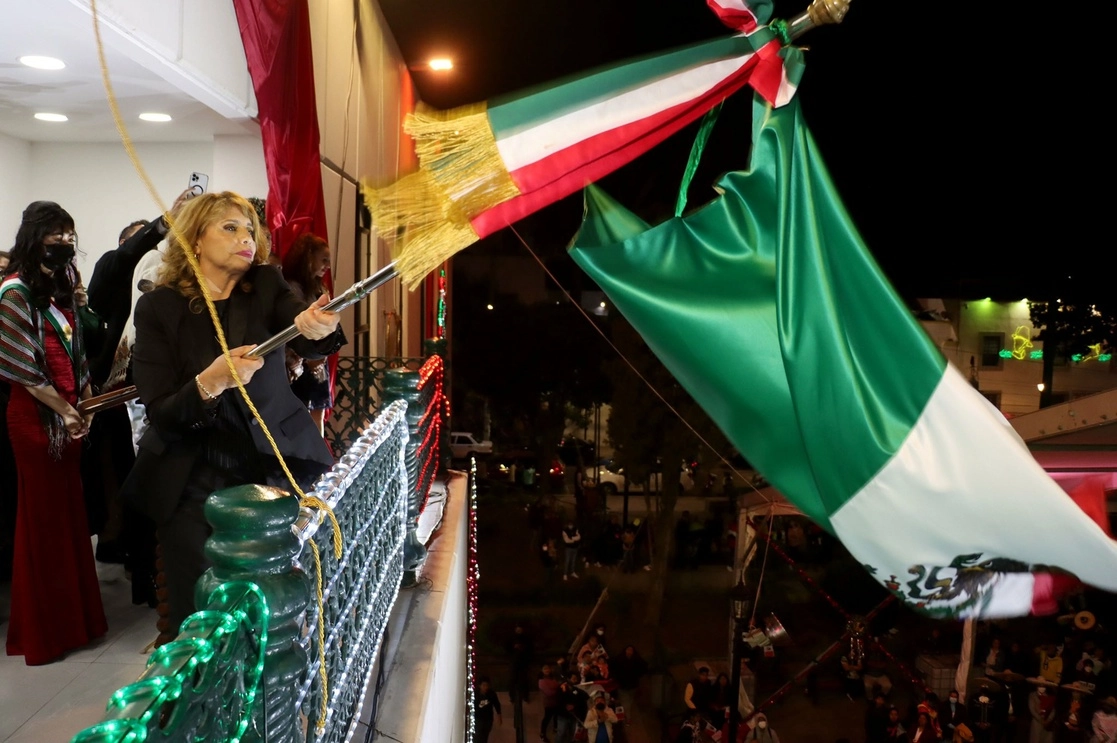 La alcaldesa Judith Vanegas durante el Grito de Independencia en Milpa Alta. Foto Tomada del Twitter @tapia_vanegas