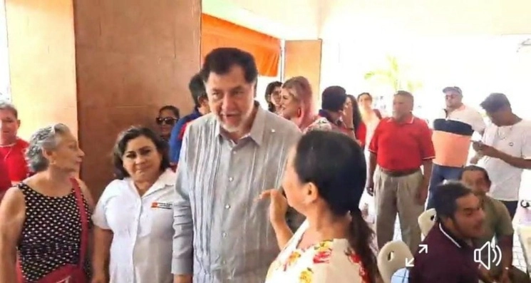 Gerardo Fernández Noroña junto a sus simpatizantes. Foto La Jornada