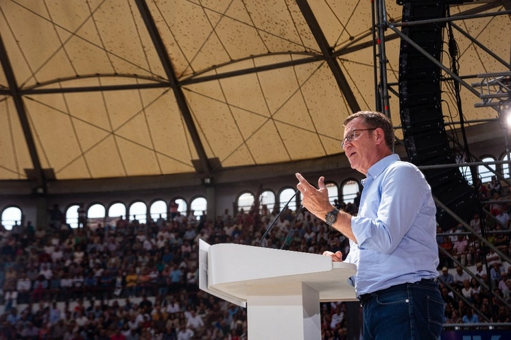 El presidente del Partido Popular y candidato a la Presidencia del Gobierno, Alberto Núñez Feijóo, interviene durante un acto central de campaña electoral, en la Plaza de Toros Pontevedra, el 9 de julio de 2023. Foto Europa Press