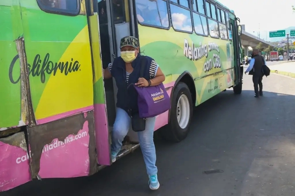 Las protestas derivaron luego que la Dirección de Tránsito de Ciudad Victoria asegurara siete microbuses con vidrios polarizados. Foto Cuartoscuro / Archivo