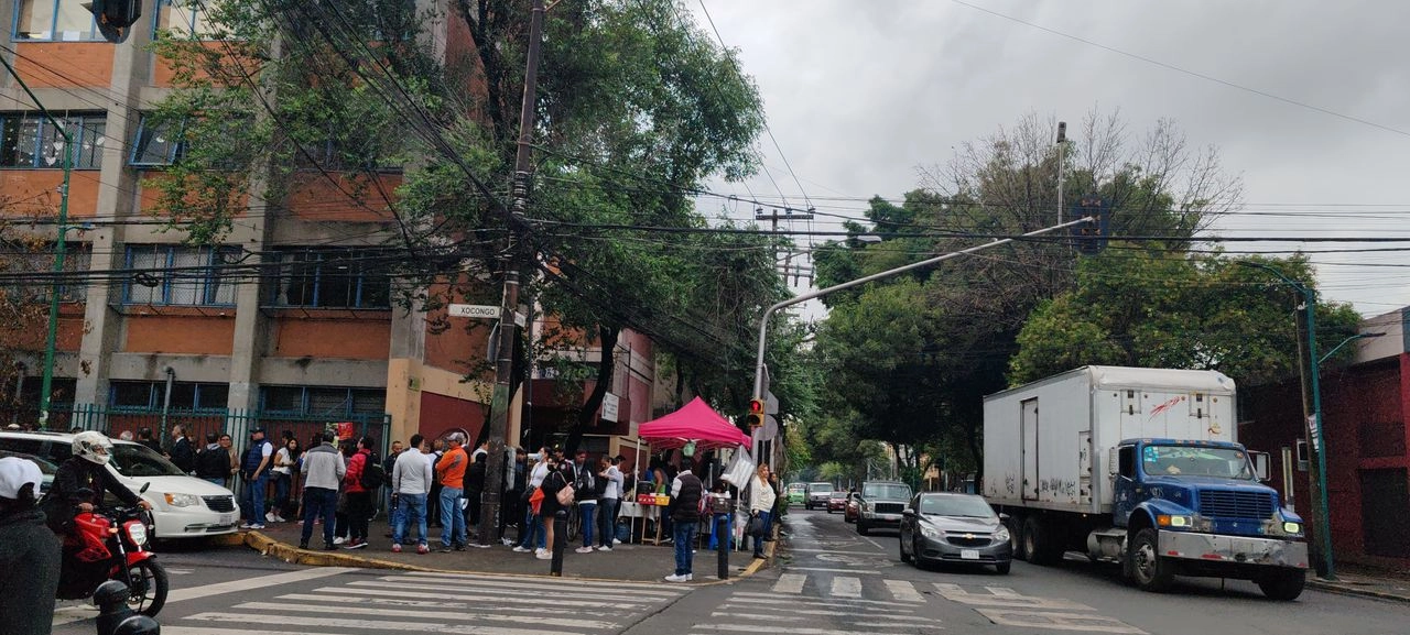Usuarios que llegaron a las oficinas de la dirección General se mostraron sorprendidos por la suspensión de actividades. 