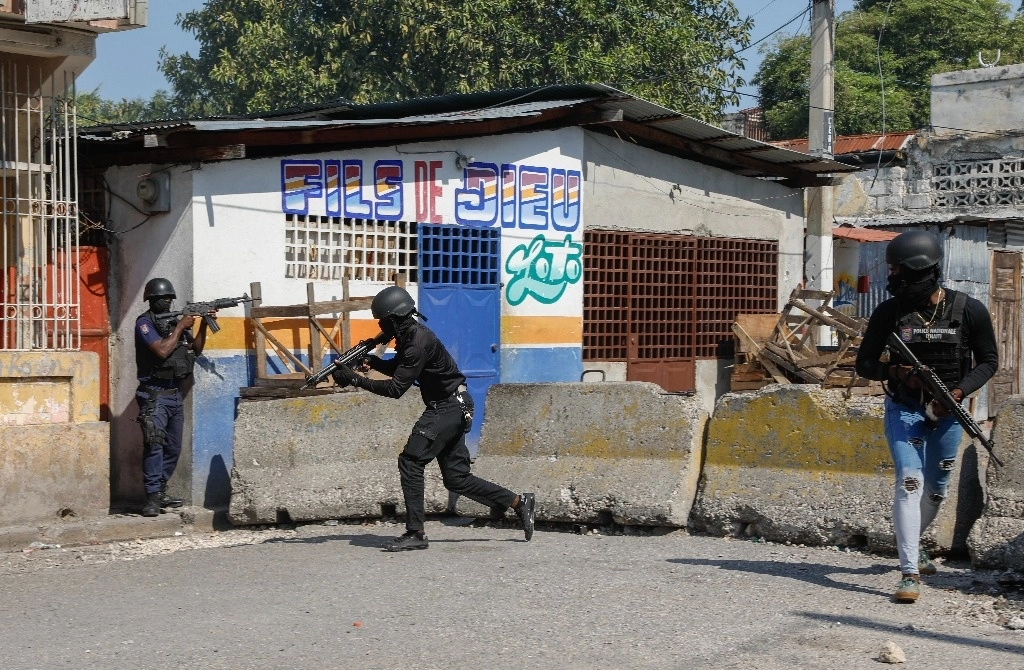 La Policía Nacional patrulla el área cerca de la Penitenciaría Nacional vacía después de un pequeño incendio dentro de la cárcel en el centro de Puerto Príncipe, Haití, el 14 de marzo de 2024. Foto Ap