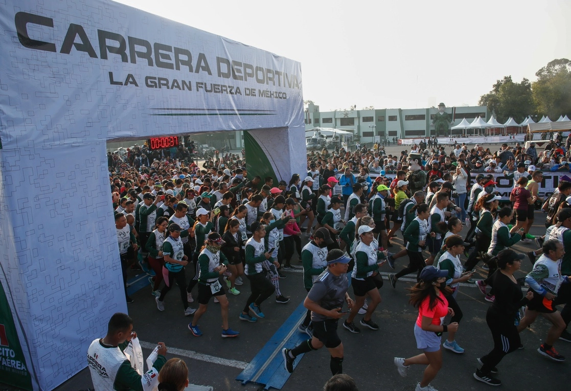 La carrera, organizada por la Sedena, en su décima edición con 5 y 10 kilómetros, tuvo más de 20 mil participantes registrados. Foto Víctor Camacho
