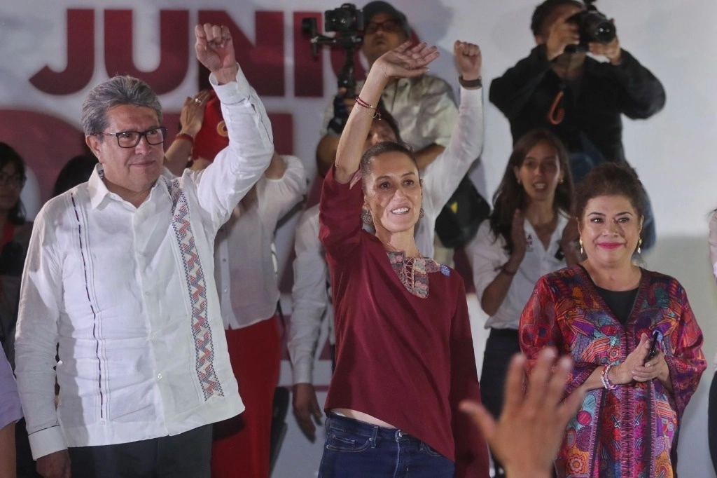 La candidata a la Presidencia de la República por la coalición Sigamos  haciendo historia, Claudia Sheinbaum (c) durante el mitin. Foto Marco Peláez