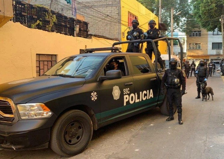 El jefe de la policía capitalina, Omar García Harfuch, escribió en su cuenta de Twitter (@Oharfuch) que se cumplen varias órdenes de cateo en la zona, pero que al momento “no ha habido ningún disparo”
