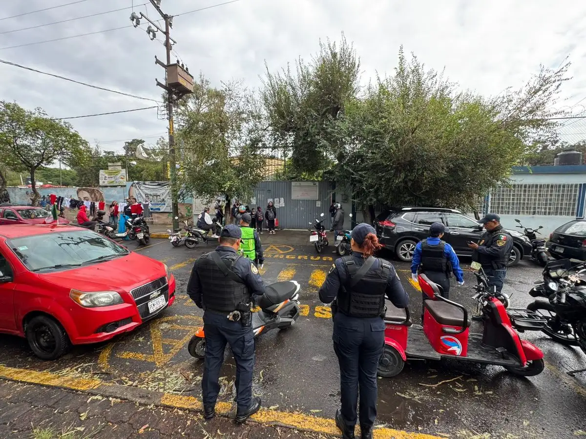 Regreso a clases de estudiantes de la primaria "John F. Kennedy", ubicada en la colonia Balbuena, de la alcaldía Venustiano Carranza, en la Ciudad de México, el 1 de septiembre de 2025. Foto 